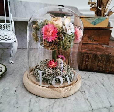 cloche en verre avec décorations fleurs séchées