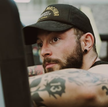 Moi Quinci Mathieu regardant l'horizon futur. Mes bras tatooés posé sur une barre d'haltérophilie