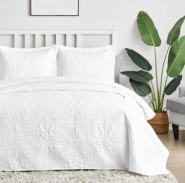  Minimalist Bedspread in White Cotton for a Cozy Bedroom