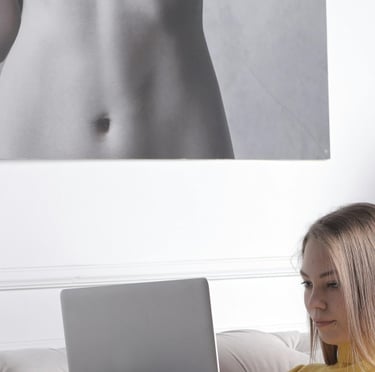 Businesswoman-writing-on-PC