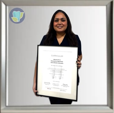 sanjana dhiman sosteniendo el titulo de especialista