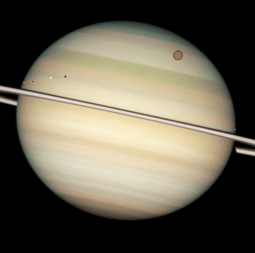  Trânsito de quatro luas de Saturno passando em frente ao planeta e seus anéis