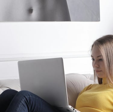 Businesswoman-writing-on-PC