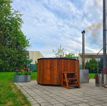 Der Hot Tub kann einfach vom Anhänger runter genommen werden um ihn direkt im Garten zu betreiben