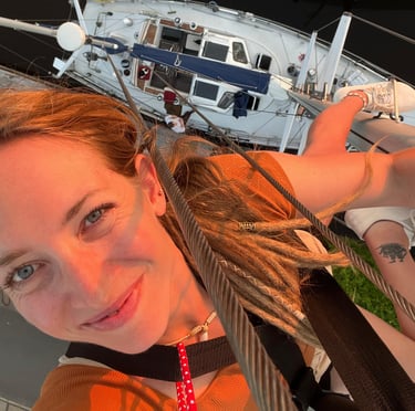 Laura Pape klettert auf den Mast der Segelyacht Moana