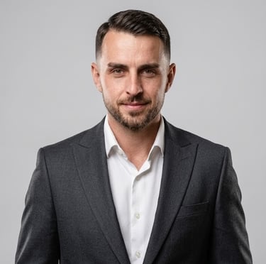 Uśmiechnięty Arek w marynarce. Twój doradca ubezpieczeniowy z agencji A&K Wawro we Wrocławiu.