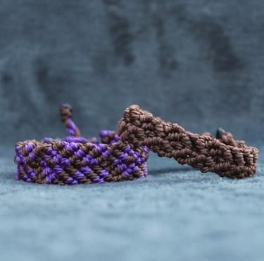 Pulseras de macramé tejidas a mano con diseños de hilos en tonos morado y marrón 