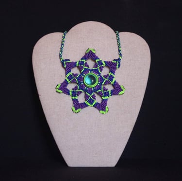 Collar de macramé hecho a mano, de color morado y verde lima, con una piedra central 