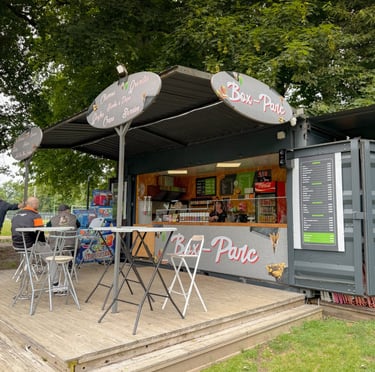 Kiosque « Box-Parc » en plein air proposant des crêpes et des boissons sur une terrasse en bois
