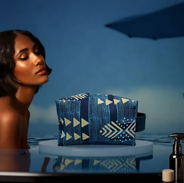 Trousse de toilette et maquillage en wax bleu à motifs africains écailles de poisson