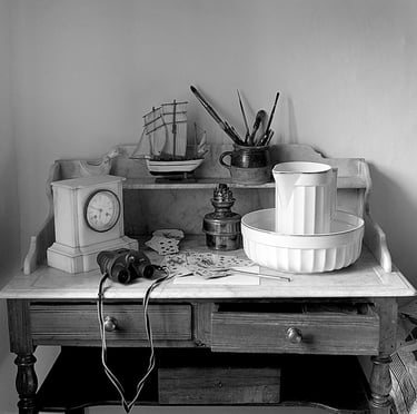 Table dans une chambrz à St Germain des Vaux. France Près de la Hague