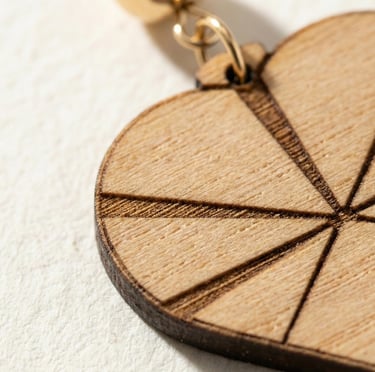 Bijoux en bois faits main, détail du grain et texture naturelle