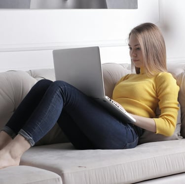 Businesswoman-writing-on-PC