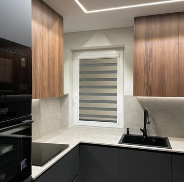 alt="Roletai diena naktis svetainėje modernus interjeras Klaipėda"