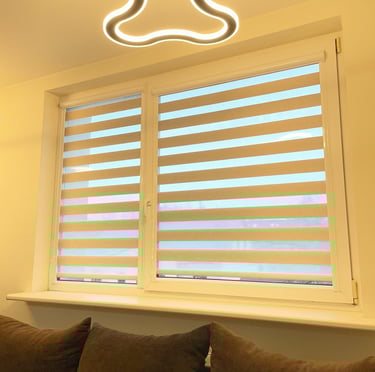 alt="Roletai diena naktis svetainėje modernus interjeras Klaipėda"