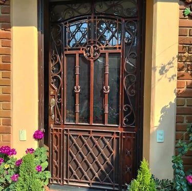 puerta de herrería minimalista