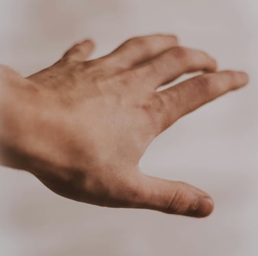 Photo d'une main qui illustre une consultation à distance