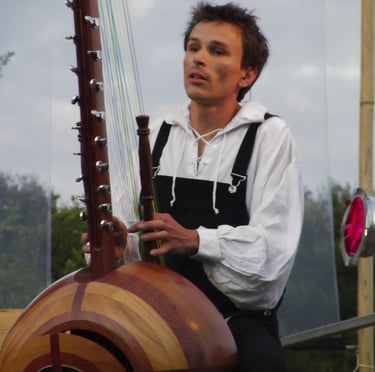 Jérôme De Cuyper jouant de la kora dans le spectacle "Musique en noir et blanc"