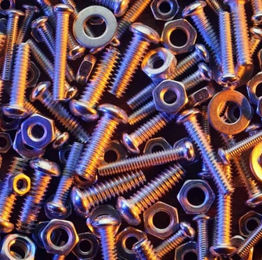 bu resimde bir grup somun ve cıvata gösterilmektedir