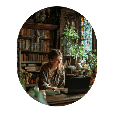 univers coaching seo de anne manaud femme regarde heureuse les résultats du seo sur son ordi