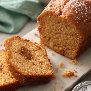Budín de vainilla relleno con dulce de leche
