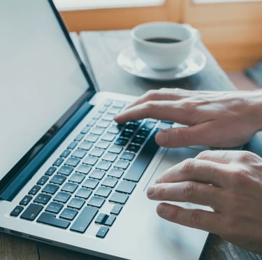 Persona che scrive un messaggio al nutrizionista