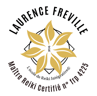 badge avec une fleur à sept pétales entourée de la certification Reiki pour Laurence Fréville