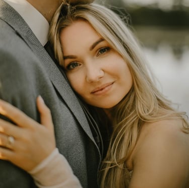 moteris žiūri apsikabinusi vyrą