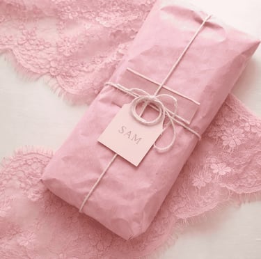 Empaque premium de SAM Cosméticos en tonos rosa con presentación elegante para envío.