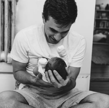 bébé dans les bras de son père