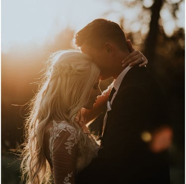 Couple kissing in retro vintage photo booth at Bakersfield wedding