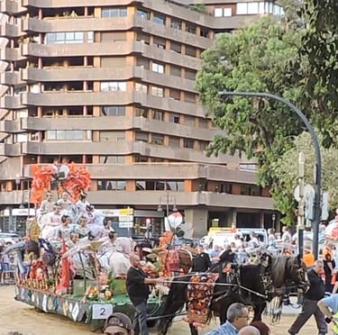 Carroza con falleras en la batalla de las flores