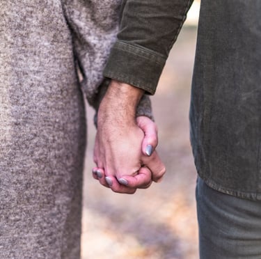 séance couple en amoureux se tenant la main