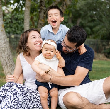 une séance photo en famille où tout le monde rigole