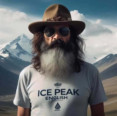 Hombre con barba, sombrero y usando una camiseta de Ice Peak, con montañas nevadas al fondo.