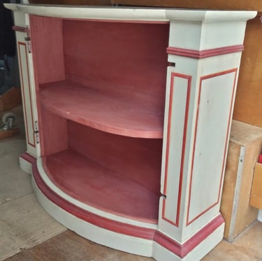 Intérieur peint d'un buffet en bois, restauré dans sa couleur d'origine, rouge et gris trianon