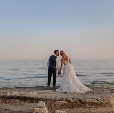 sposi al tramonto in un paesaggio di mare nella provincia di ragusa