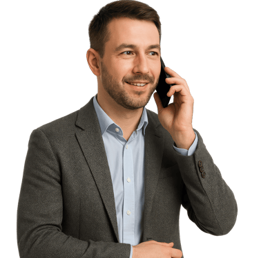 Mężczyzna w marynarce rozmawia przez telefon z firmą oferującą sprzątanie w Gdańsku i Trójmieście, chcąc zamówić usługę