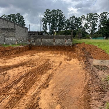 Máquina retroescavadeira removendo entulho em obra na região de Rio Claro SP.