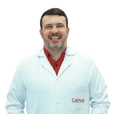 Médito sorrindo de jaleco