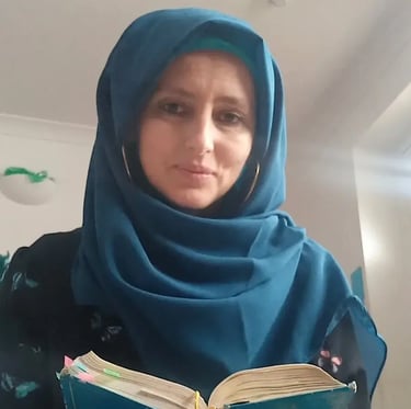 classical homeopath Hayria helping women. A picture of Hayria with a smile holding a book with markers