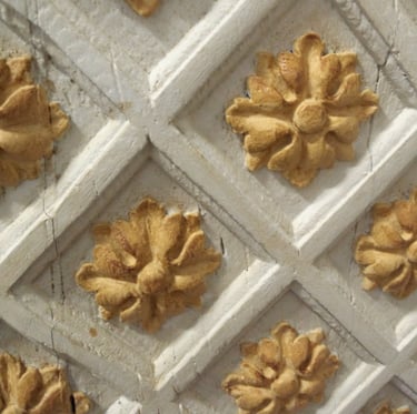 Fleurs de lys sculptées en bois et peintes sur un buffet d'époque