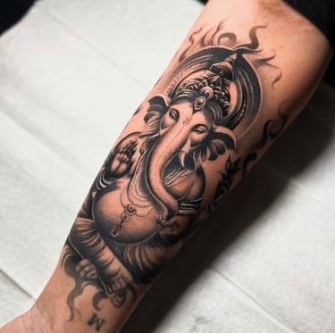 Kokybiškos black and grey Ganesha tatuiruotė atlikta Kaune