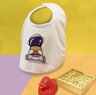 Babero personalizado con diseño único, perfecto para bebés o como detalle en eventos especiales.