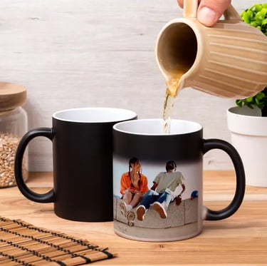 Taza mágica personalizada que revela un diseño único al agregarle líquido caliente.