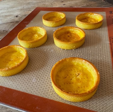 a baking tray with a tray of baked baked baked potatoes and cheesecake