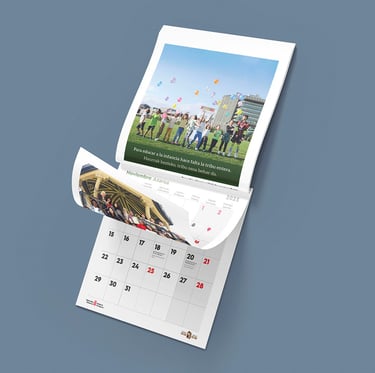 Calendario de pared personalizado en recepción de oficina con branding corporativo.