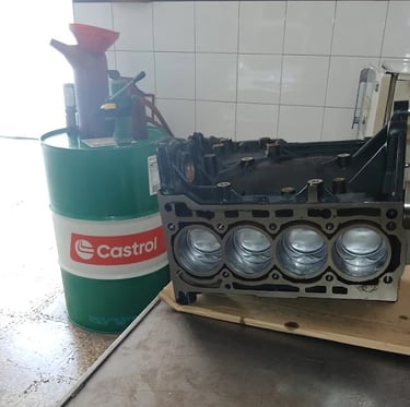 monoblocco del motore di un'autovettura nell'officina Spione