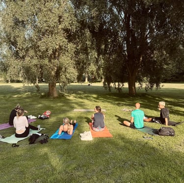 Jean guiding Park Yoga in Leiden