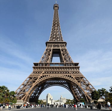 Torre Eiffel- mais conhecida como a DAMA DE FERRO, Cenário de sonhos inesquecíveis, romance eterno